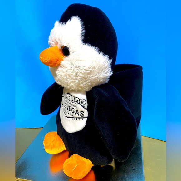 PENGUIN LAS VEGAS PLUSH WELCOME ICONIC SIGN EMBROIDERED POUCH ON HIS BACK SOFT - Picture 3 of 10